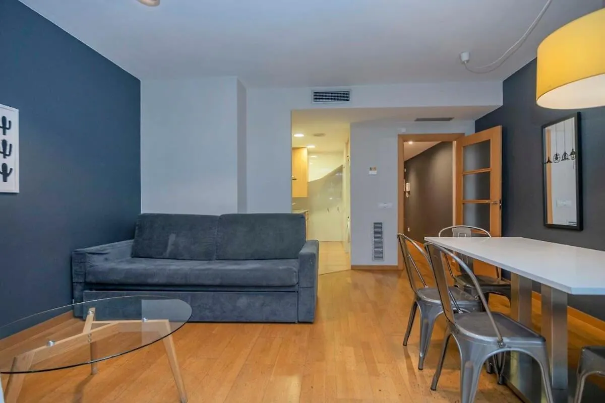 2 Bedroom Duplex Apartment With Balcony 4-3 Βαρκελώνη